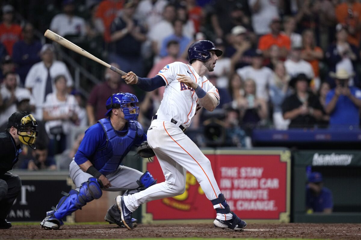 Tucker's 2-run single completes 4-run rally in 9th as Astros sweep